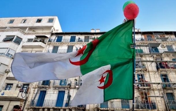 Посол Алжиру у Франції відкликаний на батьківщину