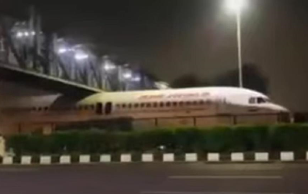 В Індії літак застряг під пішохідним мостом