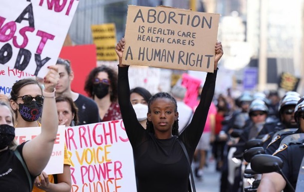 Десятки тисяч людей у США виступили на захист права жінок на аборт