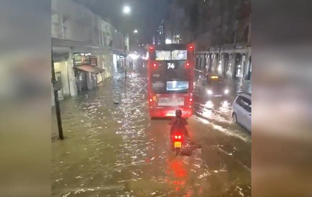 Вулиці Лондона затопило зливою