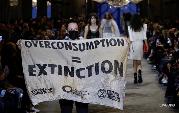 На показ Louis Vuitton ворвались экоактивисты 