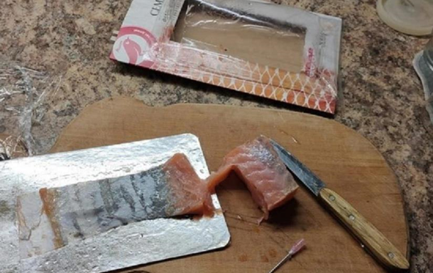 В Симферополе женщина обнаружила часть шприца в купленной рыбе