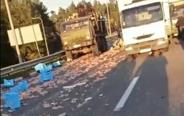 Стегенця по всій дорозі: у Житомирській області зіткнулися три фури