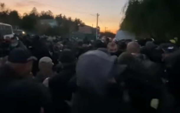 Во время митинга возле дома Порошенко произошли столкновения