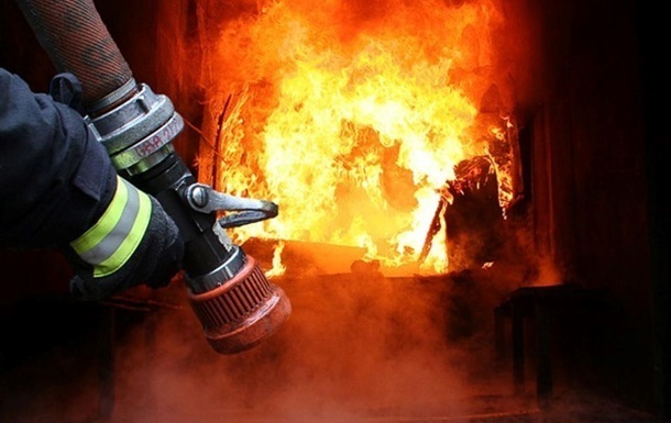 У Києві на Осокорках масштабна пожежа