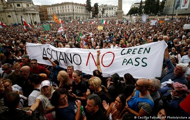 У Римі тисячі людей протестували проти  зелених паспортів 