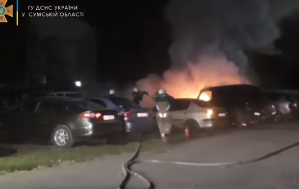 У Сумах горіла стоянка, постраждали сім машин