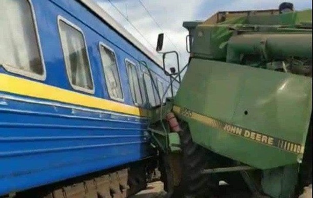 Поезд Бахмут-Львов столкнулся с комбайном