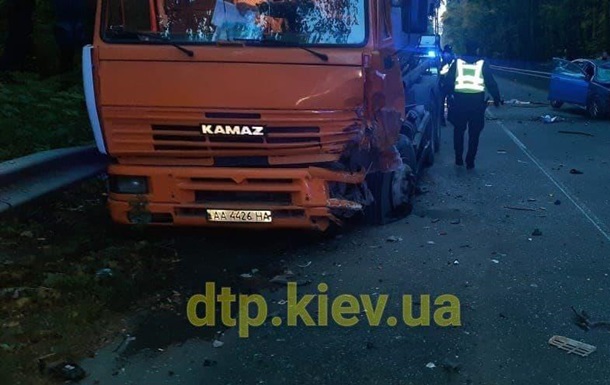 Смертельна ДТП під Києвом: легкове авто врізалося в КамАЗ