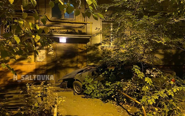 В Харькове пьяный водитель въехал в подъезд дома