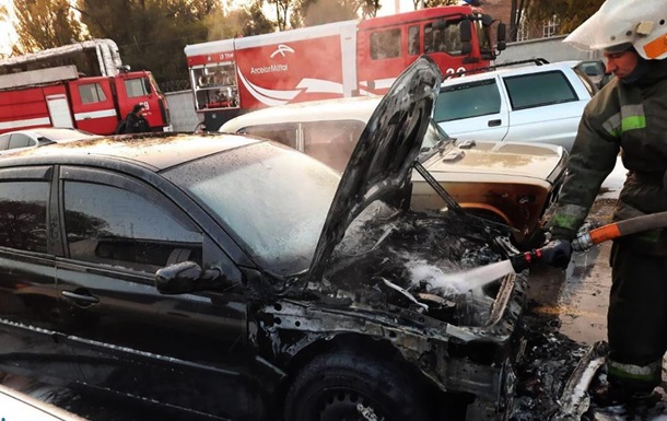 В Кривом Роге пожар повредил шесть авто