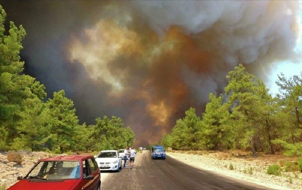 В Турции снова горит лес
