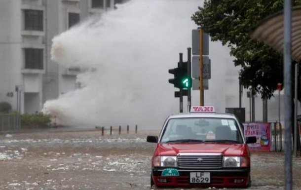 На Гонконг обрушился мощный тайфун: есть жертвы
