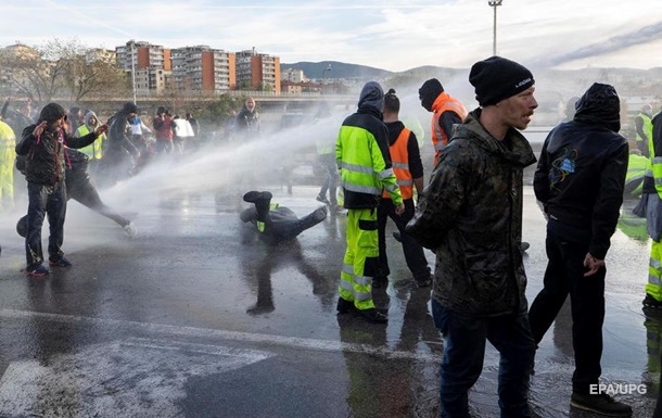 В Італії протест антивакцинаторів розігнали водометами