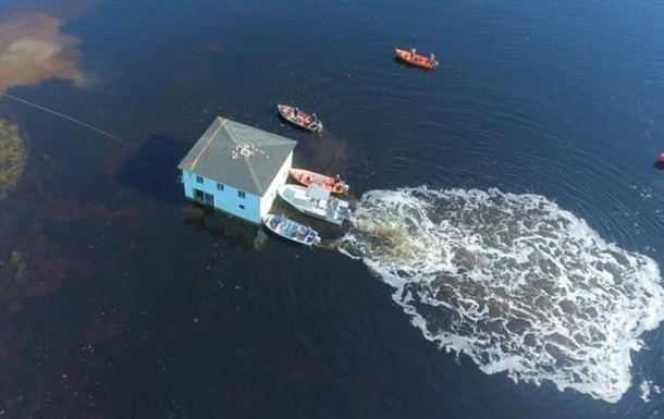 В Канаде 100-летний дом переправили через залив
