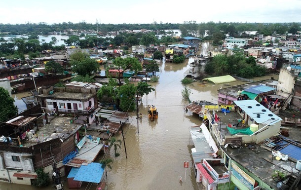 Зсуви і повені в Індії та Непалі забрали життя понад 100 осіб