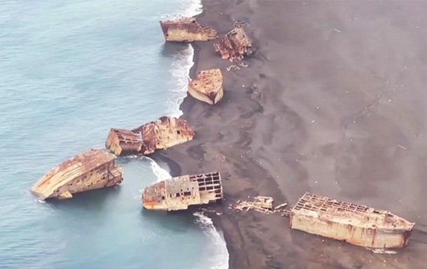 В Японии вулкан поднял на берег  корабли-призраки 