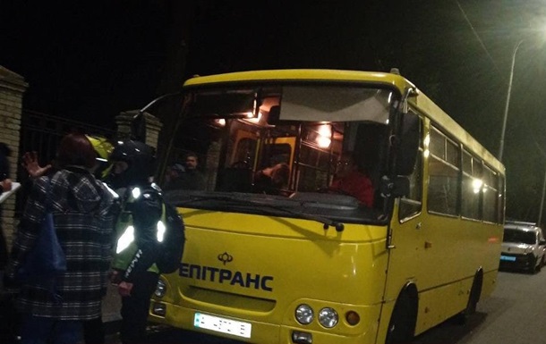 У Києві зі стріляниною напали на маршрутку. 18+