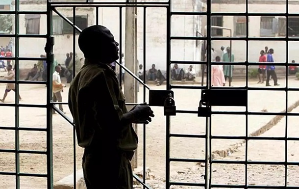 В Нигерии 837 задержанных сбежали из исправительного центра
