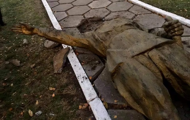 На Полтавщине снесли памятник Чапаеву