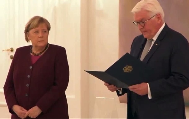 Президент ФРН вручив Меркель повідомлення про закінчення її повноважень