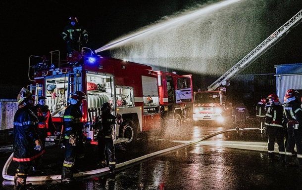 Возле Тернополя возник пожар на складе полимеров