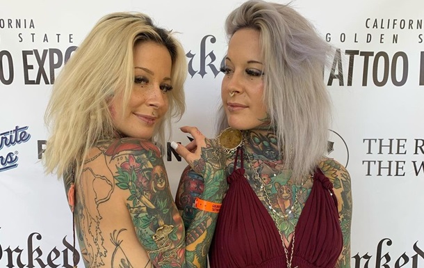 Сестры-близнецы покрыли татуировками все тело