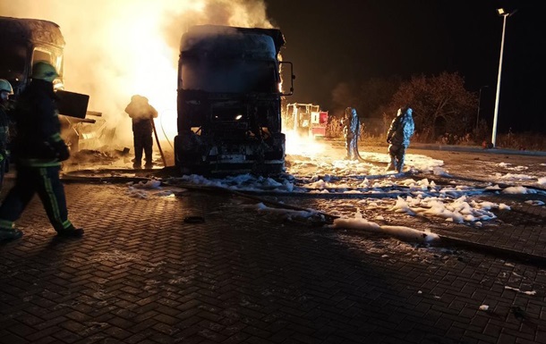 Взрыв на заправке под Харьковом: сгорели два грузовика