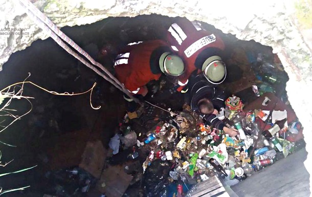 На Львівщині рятувальники дістали людей із 4-метрової сміттєвої ями