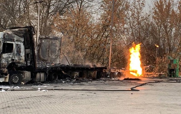 Под Харьковом второй день тушат пожар на АЗС