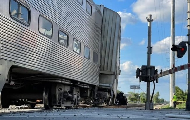 У США зіткнулися пасажирський потяг і легковик: троє загиблих