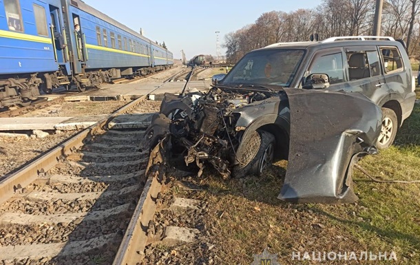 На Харьковщине поезд сбил автомобиль, пострадала женщина-водитель