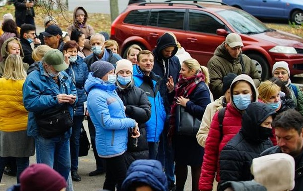 СМИ показали огромные очереди на вакцину в Киеве