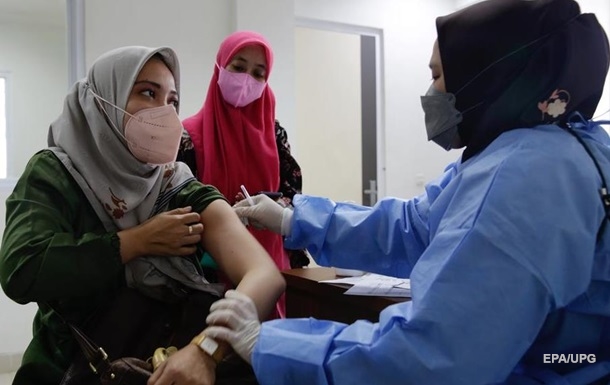 Індонезія першою у світі схвалила використання COVID-вакцини Novavax