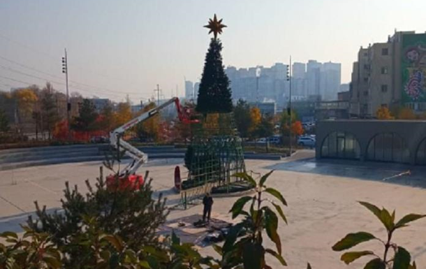 В Киеве на Демеевской площади начали устанавливать новогоднюю елку