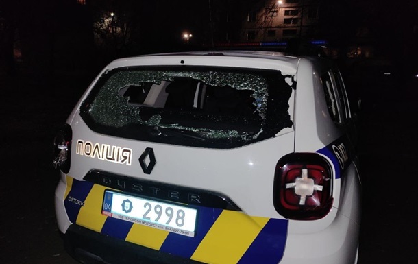 В Каменском мужчина устроил засаду на полицейских и разбил их авто