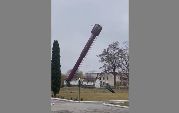 На Тернопільщині впала водонапірна вежа