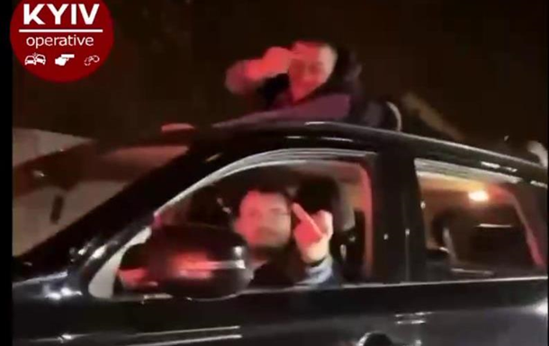 У Києві компанія катала друга на даху авто