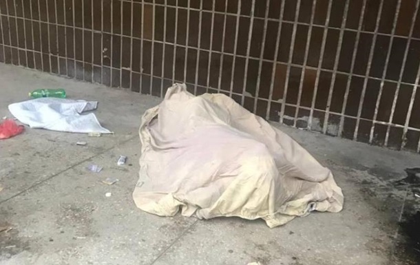 У Києві біля лікарні знайдено мертвого чоловіка