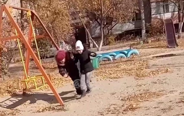 Grandmother beat her granddaughter, forcing her to ride on a swing