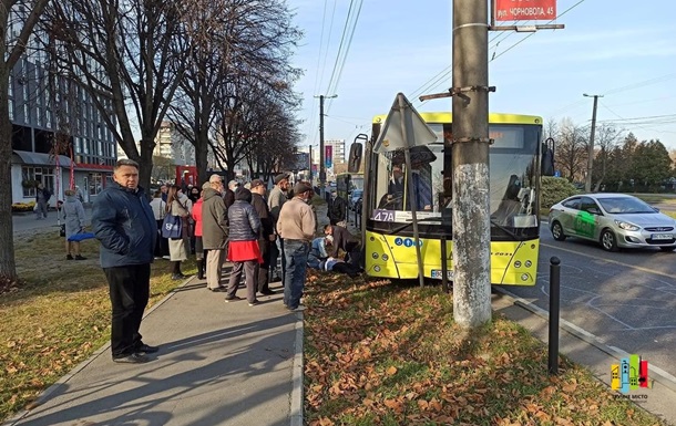 Водій помер за кермом автобуса у Львові