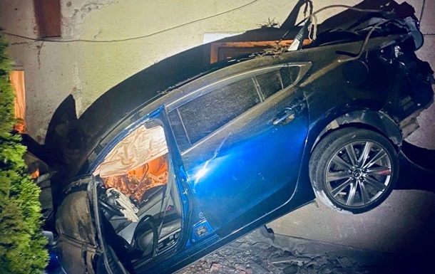 На Прикарпатті жінка-водій в їхала в будинок, загинув пасажир авто