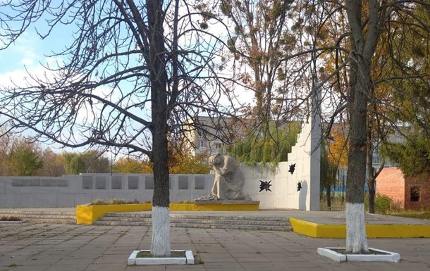 Под Харьковом вандалы надругались над памятником погибшим во Второй мировой