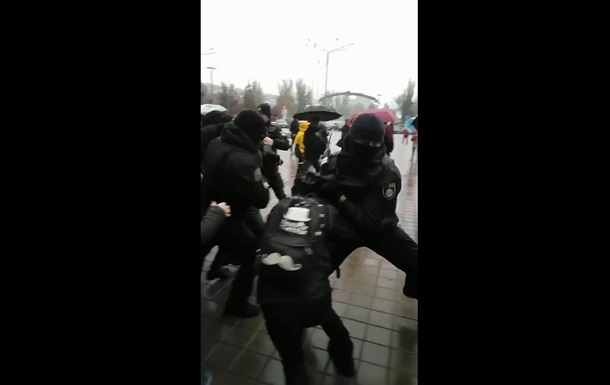 В Запорожье произошла стычка антивакцинаторов с полицией