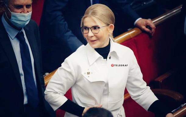 Наряд Тимошенко в Раді порівняли з халатом лікаря
