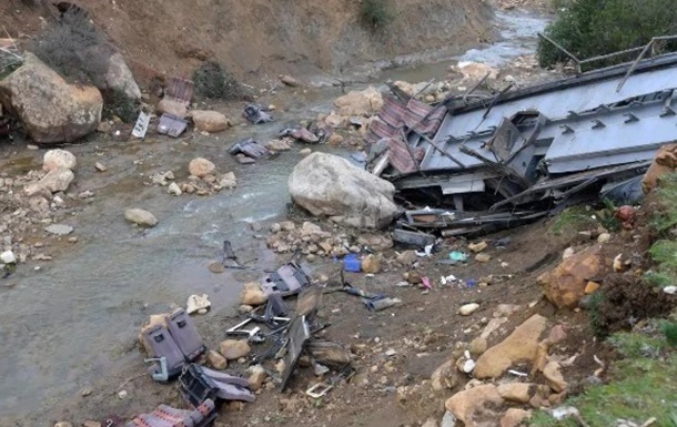 У Кашмірі автобус зірвався в ущелину: 22 жертви