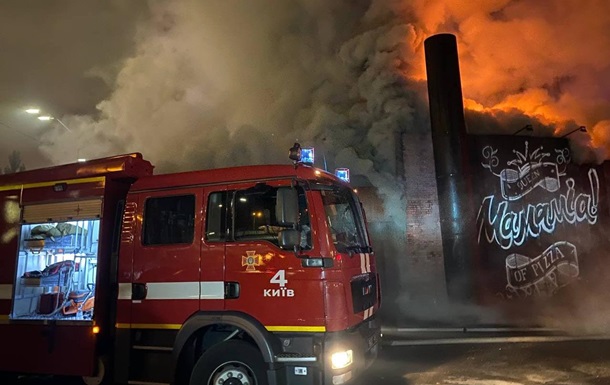 У Києві три години гасили пожежу у піцерії