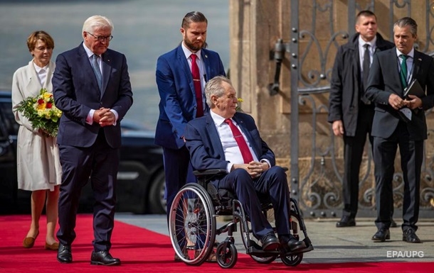 Президента Чехії перевели з реанімації у звичайну палату