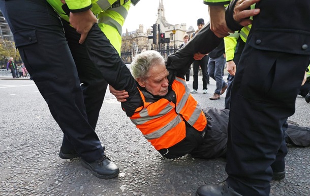 В Лондоне эко-активисты приклеили себя к асфальту