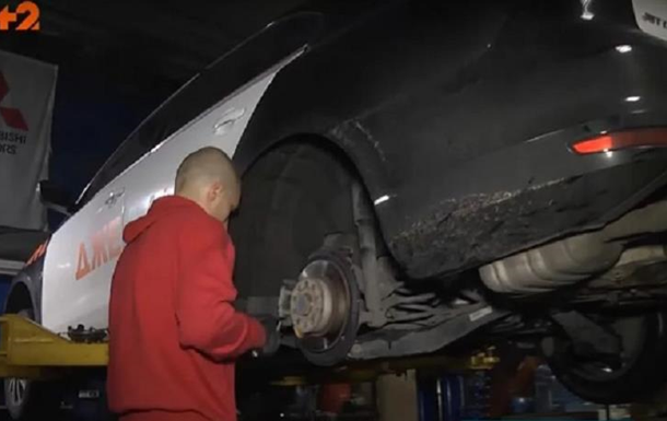 Ремонтує навпомацки: на київській СТО працює незрячий автомеханік